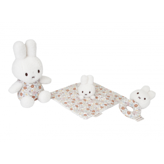 Darčeková krabica obsahuje tri hračky z jemného plyšu a menčestru, ktoré lákajú na hranie i maznanie pred spaním v postieľke: zajačika, maznáčika a hrkálku. 
