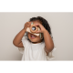 Drevený fotoaparát s pútkom na zápästie si vaše dieťa môže ľahko nosiť všade so sebou.