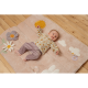 Mäkká prešívaná hracia deka v krásnom dizajne kolekcie Little Dutch Miffy stimuluje zmysly vášho dieťaťa pomocou rôznych textúr a aktivít.