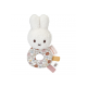 Rozkošná vintage kvetovaná textilna hrkálka s králikom je prispôsobená malým detským ručičkám.
