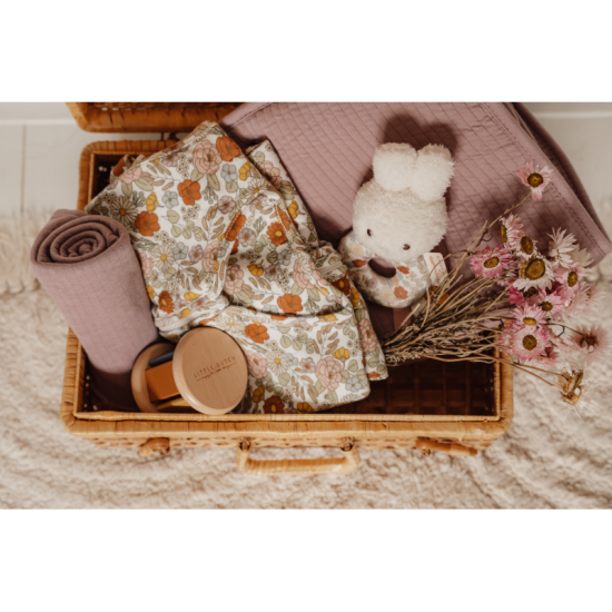 Rozkošná vintage kvetovaná textilna hrkálka s králikom je prispôsobená malým detským ručičkám.