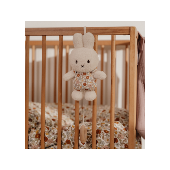 Rozkošný králiček s vintage kvietkami zahrá vášmu bábätku uspávanku a pomôže mu sa upokojiť a zaspať.
