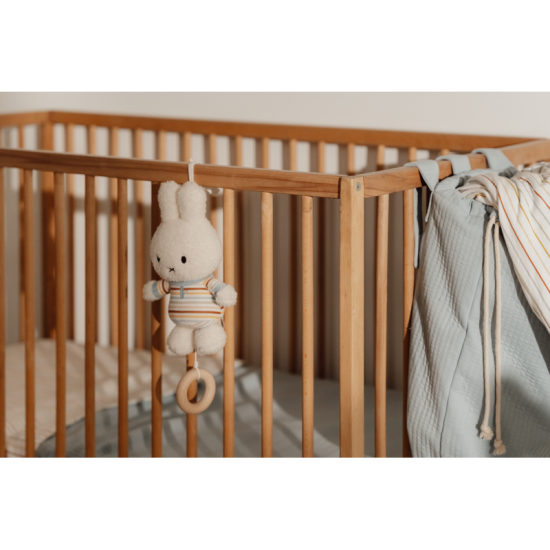 Rozkošný králiček s vintage pruhmi zahrá vášmu bábätku uspávanku a pomôže mu sa upokojiť a zaspať.