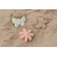 Súprava na piesok s motívmi kvetín a motýľov sa bude deťom hodiť doma na záhrade aj pri mori na pláži. 
