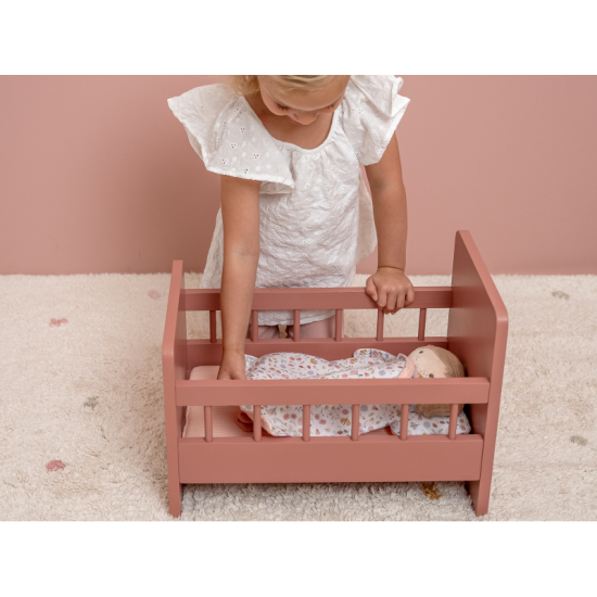 Rozkošná postieľka pre bábiky v krásnom drevenom prevedení je vybavená perinkou, vankúšikom a matracom.