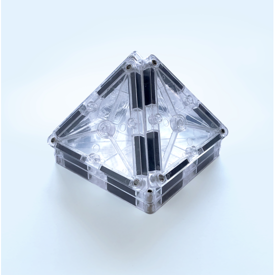 Táto sada Magna Tiles Ice obsahuje 16 čírych/transparentných magnetických dlaždíc a predstavuje skvelý doplnok klasických Magna-Tiles®.
