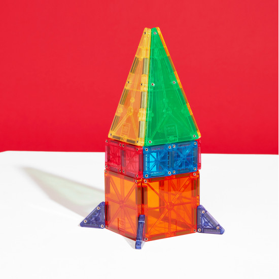 Stavebnica Magna-Tiles kombinuje veľké a malé dieliky.