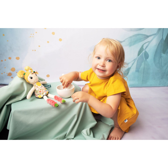Mäkká plyšová bábika Maja s blond vláskami z mäkkého jemného materiálu bude odteraz tvojou najlepšou kamarátkou.