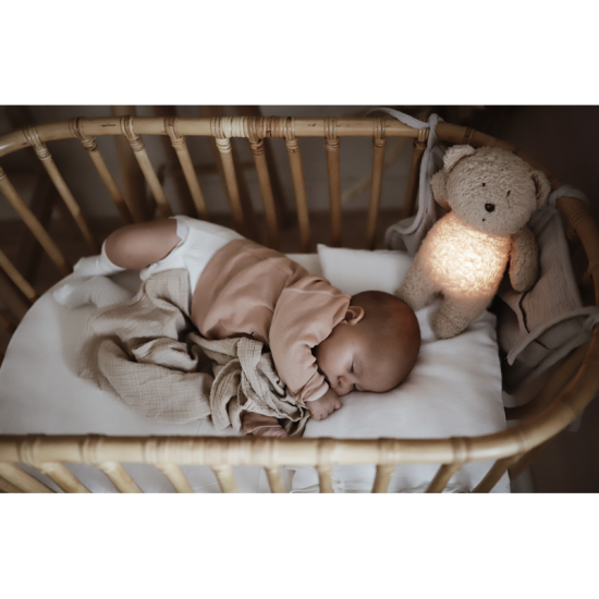Medvedík uspávačik s nočným svetlom a relaxačnými zvukmi pomáha bábätku ľahšie zaspať.