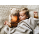 Medvedík uspávačik s relaxačnými zvukmi a nočným svetlom pomáha bábätku ľahšie zaspať.