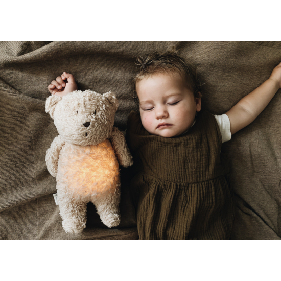 Medvedík uspávačik s relaxačnými zvukmi a nočným svetlom pomáha bábätku ľahšie zaspať.
