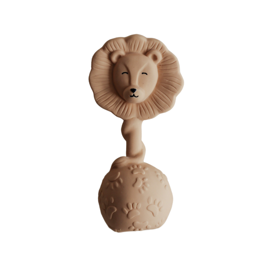 Lev, hračka do ruky a hryzátko zaujme krásnym nápaditým dizajnom a jemným zvukom zvončeka, ktorý je ukrytý v spodnej časti hrkálky. 