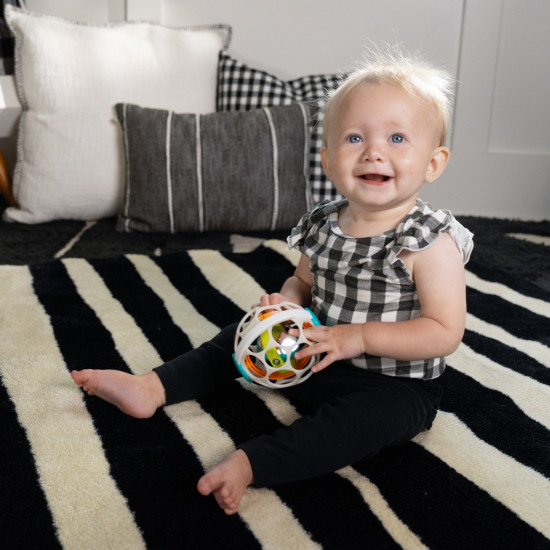 Baby Einstein Grip & Spin Rotačná Hrkalka | Flexibilná Loptička bez BPA