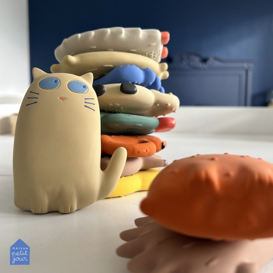 Detská hračka a hryzátko v tvare mačky od Petit Jour, s ktorou bude kúpanie ešte zábavnejšie.