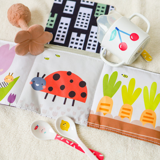 Obojstranná textilná knižka s motívom záhrady pre najmenších do kočíka, postieľky aj na hraciu deku.