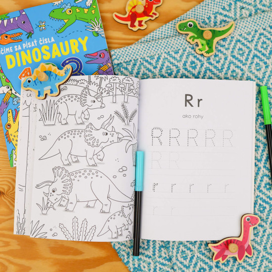 Aktivity zošit s dinosaurami zameraný na písanie písmen.
