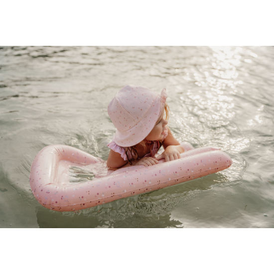 Praktický letný klobúčik od Little Dutch v ružovej farbe s kvetinkami ochráni deti pred UV žiarením. 