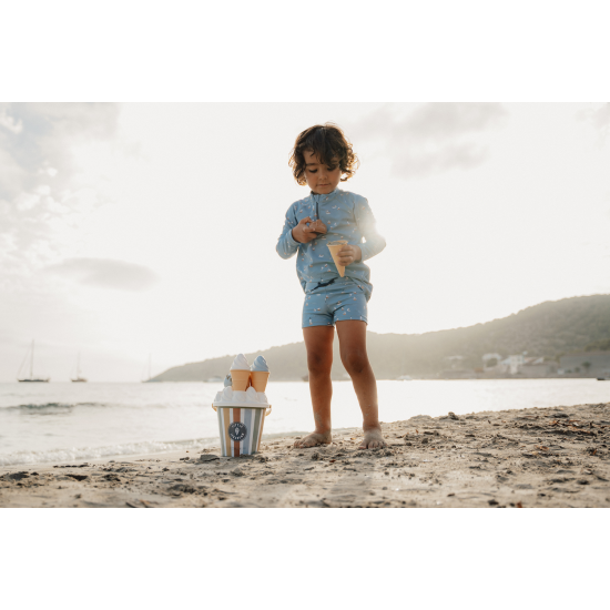 Plavecké tričko z UV ochrannej tkaniny s krásnou potlačou námorníckeho zálivu chráni vaše dieťa pred slnkom pri kúpaní pri mori aj doma na záhrade. 