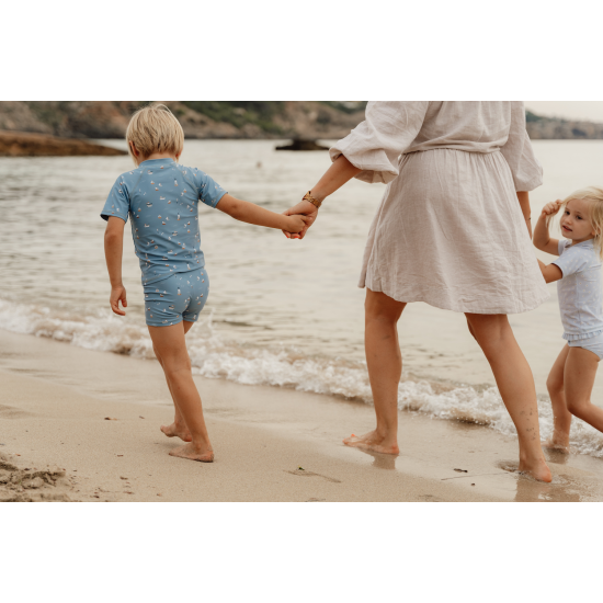 Plavky z UV ochrannej tkaniny s krásnou potlačou námorníckeho zálivu chránia vaše dieťa pred slnkom pri kúpaní pri mori i doma na záhrade.
