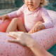 Plavky z UV ochrannej tkaniny s krásnou kvetinovou potlačou chránia vaše dieťa pred slnkom pri kúpaní pri mori i doma na záhrade. 