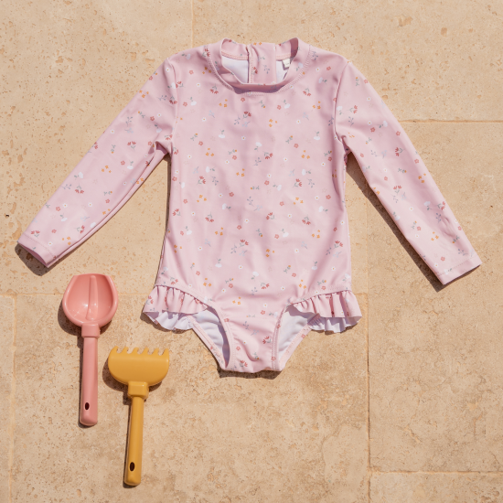 Plavky z UV ochrannej tkaniny s krásnou kvetinovou potlačou chránia vaše dieťa pred slnkom pri kúpaní pri mori i doma na záhrade. 
