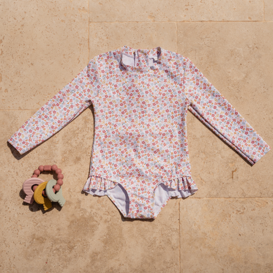 Plavky z UV ochrannej tkaniny s krásnou potlačou letných kvetín chránia vaše dieťa pred slnkom pri kúpaní pri mori i doma na záhrade. 