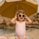 Plavky z UV ochrannej tkaniny s krásnou kvetinovou potlačou chránia vaše dieťa pred slnkom pri kúpaní pri mori i doma na záhrade.