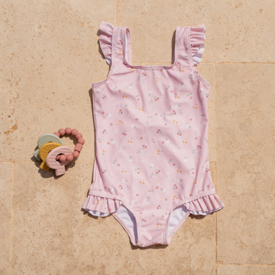 Plavky z UV ochrannej tkaniny s krásnou kvetinovou potlačou chránia vaše dieťa pred slnkom pri kúpaní pri mori i doma na záhrade.