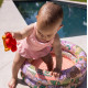 Malý, okrúhly, nafukovací bazén Kvety od Swim Essentials je svojou veľkosťou určený pre malé deti. Je tak vhodný napríklad ako bazén pre bábätká. 