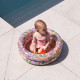Malý, okrúhly, nafukovací bazén Kvety od Swim Essentials je svojou veľkosťou určený pre malé deti. Je tak vhodný napríklad ako bazén pre bábätká. 