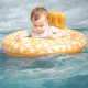 Nafukovacie koleso pre bábätká od Swim Essentials s motívom morských hviezdic je vhodné pre najmenšie deti od 0 do 1 roka s maximálnou hmotnosťou do 11 kg.