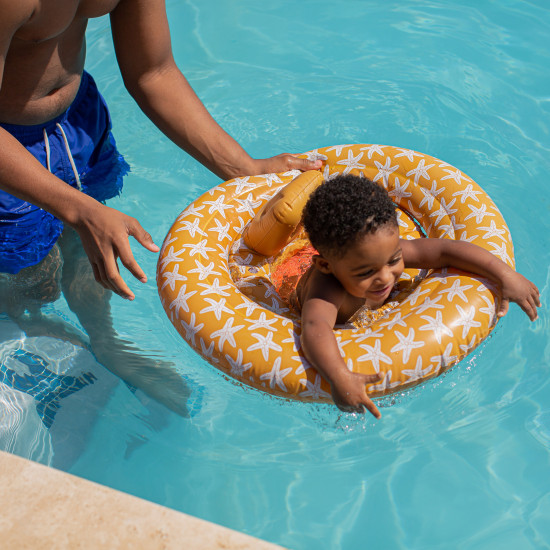 Nafukovacie koleso pre bábätká od Swim Essentials s motívom morských hviezdic je vhodné pre najmenšie deti od 0 do 1 roka s maximálnou hmotnosťou do 11 kg.