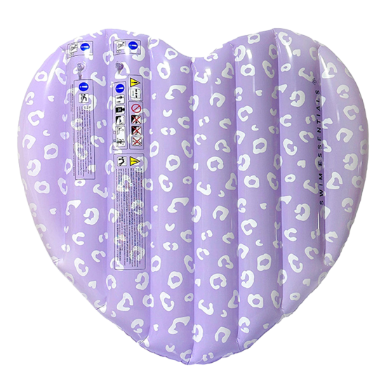 Obrovské nafukovacie srdce od Swim Essentials s fialovým leopardím vzorom sa bude krásne vynímať na každej vodnej hladine. Je určené deťom približne od 6 rokov.