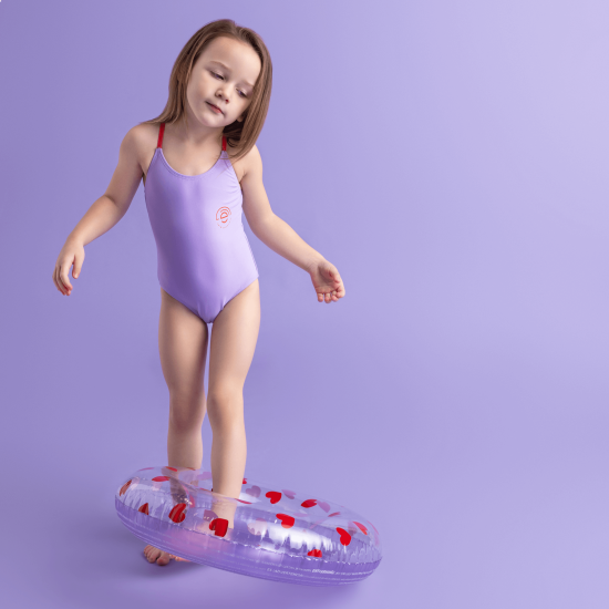 Originálne transparentné nafukovacie koleso pre deti od Swim Essential so srdiečkami je svojou veľkosťou určené približne pre deti od 3 do 6 rokov. 
