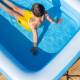 Detský nafukovací bazén obdĺžnik Swim Essentials v nádherne modrých farbách bude pre vaše deti zdrojom nekonečnej letnej zábavy. 