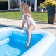 Detský nafukovací bazén obdĺžnik Swim Essentials v nádherne modrých farbách bude pre vaše deti zdrojom nekonečnej letnej zábavy. 