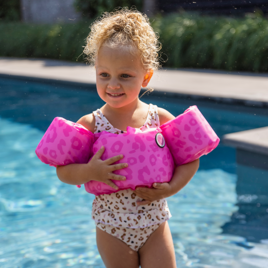 Plávacia vesta s rukávnikmi Swim Essentials s atraktívnou potlačou ružového leoparda je vhodná približne pre deti od 2 do 4 rokov v rozmedzí od 13 do 20 kg.