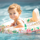 Nafukovacie koleso pre bábätká od Swim Essentials v ružovej farbe s kvetinovým vzorom je vhodné pre najmenšie deti od 0 do 1 roka s maximálnou hmotnosťou do 11 kg.