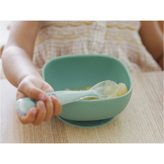 Kvalitná silikónová miska s prísavkou uľahčuje dieťatku naberanie príkrmu. 