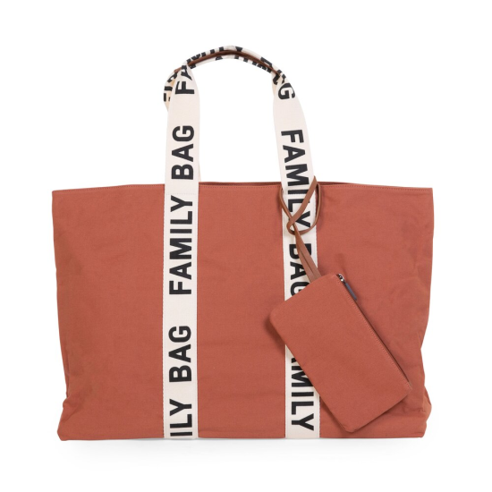 Priestranná cestovná taška Family Bag Terracotta, ktorú využijete pri výletoch s vašou rodinou, aby ste mali vždy po ruke všetko potrebné.