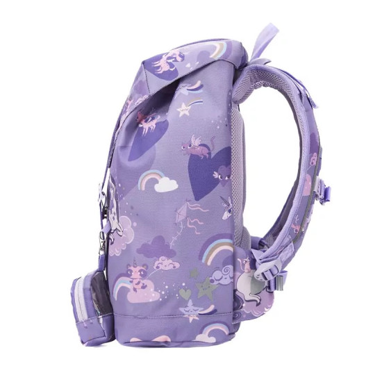 Ľahučká školská taška Retro Unicorn Purple skvelo sedí na chrbte malého študenta.