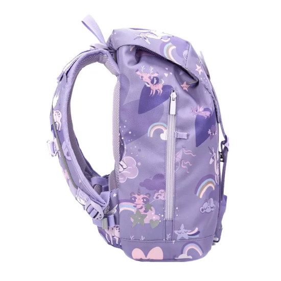 Ľahučká školská taška Retro Unicorn Purple skvelo sedí na chrbte malého študenta.