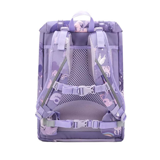Ľahučká školská taška Retro Unicorn Purple skvelo sedí na chrbte malého študenta.