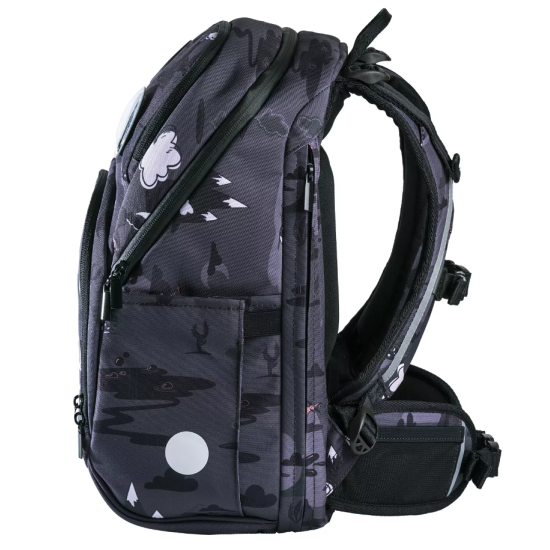 Ľahučká školská taška Dinosaur Black skvelo sedí na chrbte malého študenta.