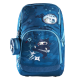 Ľahučká školská taška Ninja Blue skvelo sedí na chrbte malého študenta.
