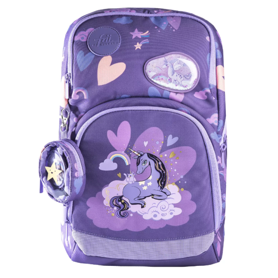 Ľahučká školská taška Unicorn Purple skvelo sedí na chrbte malého študenta.