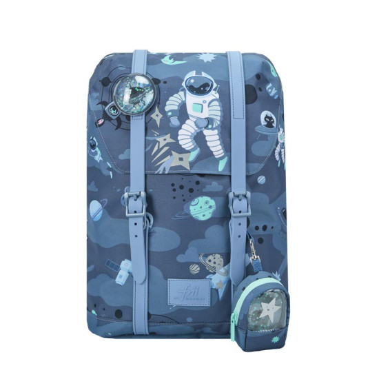 Ľahučká školská taška Retro Astronaut Blue skvelo sedí na chrbte malého študenta.