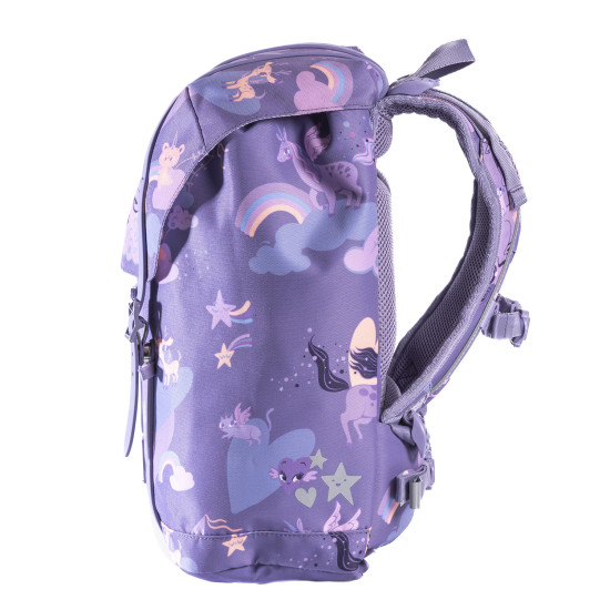 Ľahučká školská taška Retro Unicorn Purple skvelo sedí na chrbte malého študenta.