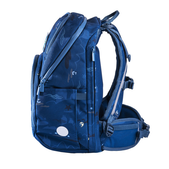 Ľahučká školská taška Robot Game Blue skvelo sedí na chrbte malého študenta.