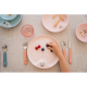 6-dielna jedálenská súprava v krásnom dizajne s jemnou potlačou obsahuje detský tanier, misku, téglik, lyžicu, vidličku a nôž.